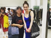 Thời trang - Ngọc Trinh mặc váy thun, mang dép tông đi săn hàng giảm giá