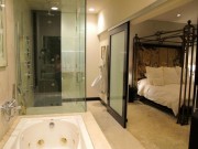 Nhà đẹp - Sự thật đằng sau việc nhiều khách sạn thiết kế phòng tắm... bằng kính trong suốt