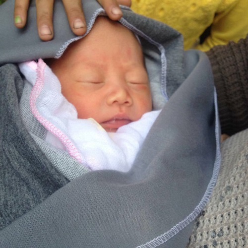 Bé sơ sinh vẫn còn dây rốn bị bỏ rơi ở bụi tre - 1