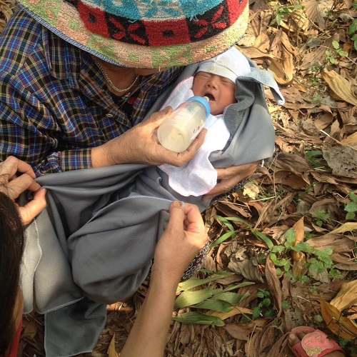 Bé sơ sinh vẫn còn dây rốn bị bỏ rơi ở bụi tre - 2