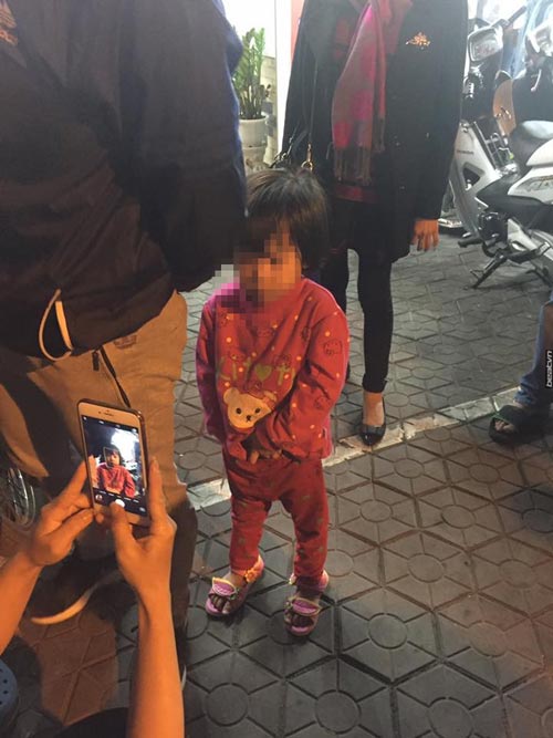 Mẹ để con gái 4 tuổi tự chơi trong công viên suốt 2 tiếng, người dân tưởng trẻ bị bỏ rơi đưa về phường - 2