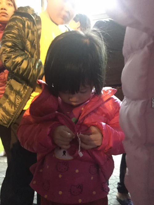 Mẹ để con gái 4 tuổi tự chơi trong công viên suốt 2 tiếng, người dân tưởng trẻ bị bỏ rơi đưa về phường - 1