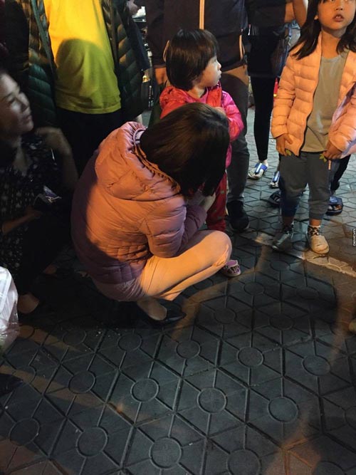 Mẹ để con gái 4 tuổi tự chơi trong công viên suốt 2 tiếng, người dân tưởng trẻ bị bỏ rơi đưa về phường - 3