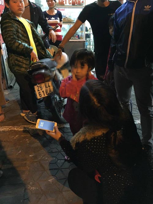 Mẹ để con gái 4 tuổi tự chơi trong công viên suốt 2 tiếng, người dân tưởng trẻ bị bỏ rơi đưa về phường - 4