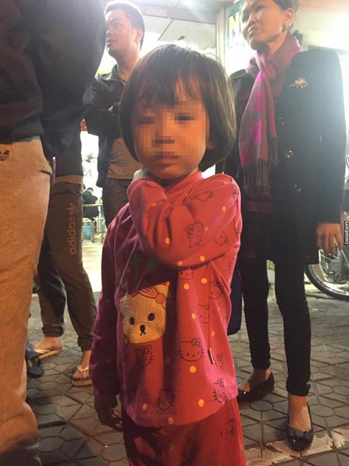 Mẹ để con gái 4 tuổi tự chơi trong công viên suốt 2 tiếng, người dân tưởng trẻ bị bỏ rơi đưa về phường - 5