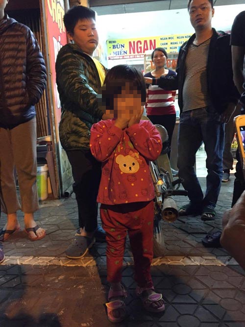 Mẹ để con gái 4 tuổi tự chơi trong công viên suốt 2 tiếng, người dân tưởng trẻ bị bỏ rơi đưa về phường - 6
