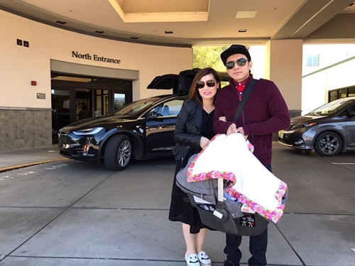 Đan Trường hạnh phúc đón vợ và con trai đầu lòng xuất viện về nhà - 1