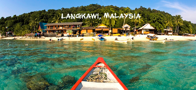 Nằm về bờ phía Tây của Malaysia, Langkawi được ví như một viên ngọc của du lịch Malaysia. Langkawi có nhiều bãi biển đẹp, trong đó đẹp nhất là bãi biển trên các đảo. Đặc biệt, trên đảo còn rất nhiều vùng sinh thái núi, rừng gần như nguyên sinh và thu hút vô số du khách thích khám phá thiên nhiên, du lịch mạo hiểm.

