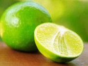 Sức khỏe - Tác dụng bất ngờ nếu bạn đặt một lát chanh ở đầu giường khi ngủ