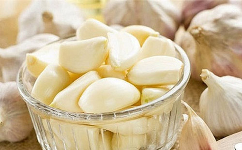 Tỏi rất tốt nhưng vẫn giữ thói quen ăn theo cách này sẽ rất hại cho bạn - 1