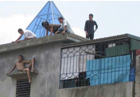 Vợ mời thầy cúng trị ngáo đá cho chồng - 1