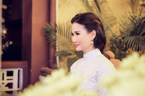 HH Sương Đặng bay nửa vòng trái đất về đóng MV xẩm ca ngợi món ngon Hà Nội - 1