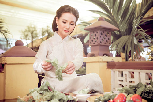 HH Sương Đặng bay nửa vòng trái đất về đóng MV xẩm ca ngợi món ngon Hà Nội - 9