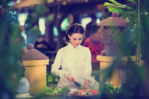 HH Sương Đặng bay nửa vòng trái đất về đóng MV xẩm ca ngợi món ngon Hà Nội - 3