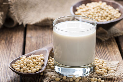 Những người sau không nên uống sữa đậu nành - 1