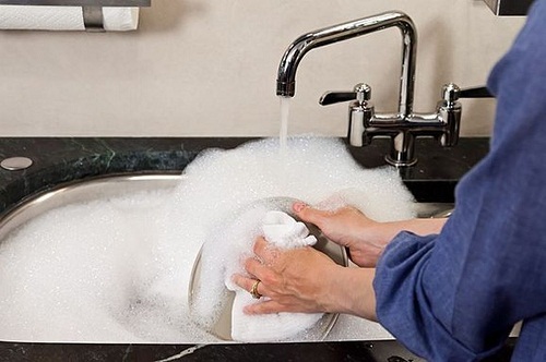 Rửa bát mà có thói quen amp;#34;chết ngườiamp;#34; này thì chỉ có rước bệnh vào người - 1