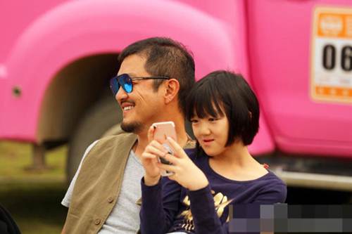 Cách chăm con bị bệnh tật của hai amp;#34;ông bố quốc dânamp;#34; khiến ai cũng nghẹn ngào - 1