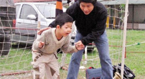 Cách chăm con bị bệnh tật của hai amp;#34;ông bố quốc dânamp;#34; khiến ai cũng nghẹn ngào - 11