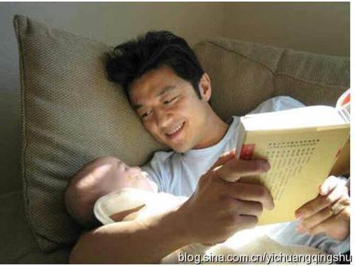 Cách chăm con bị bệnh tật của hai amp;#34;ông bố quốc dânamp;#34; khiến ai cũng nghẹn ngào - 2