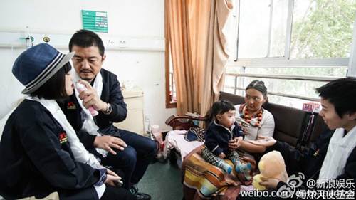 Cách chăm con bị bệnh tật của hai amp;#34;ông bố quốc dânamp;#34; khiến ai cũng nghẹn ngào - 9