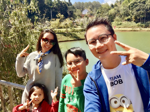 Vợ Hoàng Bách hạnh phúc bên chồng và con trai sau thời gian dài xa cách - 16