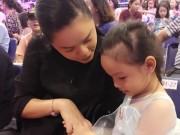 Làng sao - Con gái Phạm Quỳnh Anh hồi hộp trước ngày mẹ "đi mổ lấy em bé ra"