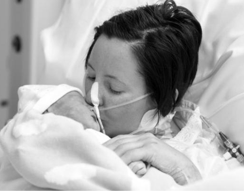 Chỉ đau vai gáy, mẹ nghĩ bình thường nhưng amp;#39;chết lặngamp;#39; khi đẻ con đã chết lưu - 1