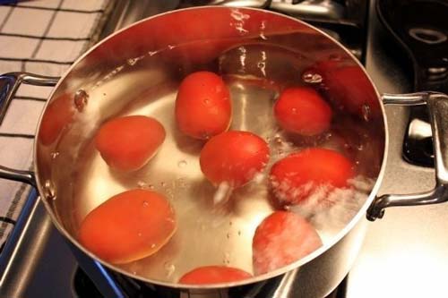 Điều kỳ tích khi lấy 3 quả cà chua chín chà lên mặt mỗi tuần