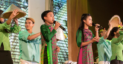 Khán giả ngồi chật kín khán phòng, lặng im nghe Chế Linh hát - 5