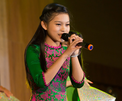 Khán giả ngồi chật kín khán phòng, lặng im nghe Chế Linh hát - 6