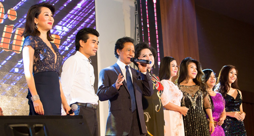 Khán giả ngồi chật kín khán phòng, lặng im nghe Chế Linh hát - 11
