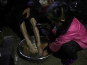 Làm mẹ - Bé gái 5 tuổi vẫn tự tay chăm sóc bà 90 tuổi khiến bao người cảm động