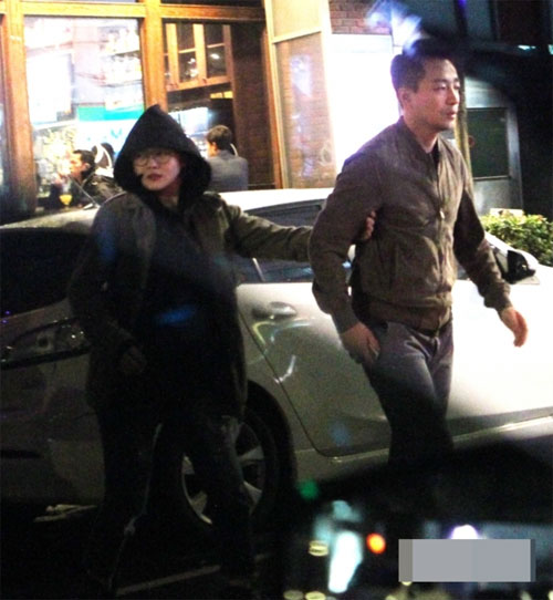 Ngôi sao 24/7: amp;#34;Bỏ rơiamp;#34; các con, vợ chồng Từ Hy Viên thân mật đi chơi riêng - 1