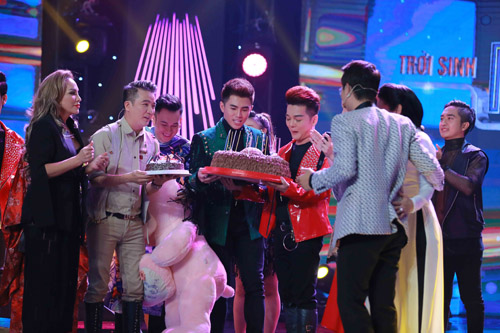 Vũ Hà bật khóc khi được Đàm Vĩnh Hưng tổ chức sinh nhật trên sân khấu - 4