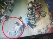 Tin tức - Mẹ dựng xe bất cẩn khiến con ngã xuống đường, bị xe máy tông trúng