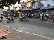 Tin tức - Đôi nam nữ ôm nhau chết trên vỉa hè với nhiều vết đâm