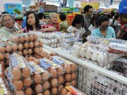 Mua sắm - Giá cả - Nghịch lý nhập trứng ngoại khi trong nước dư thừa, rẻ bèo