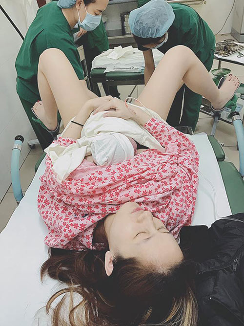 Lần thứ 4 mang thai, mẹ U30 Hà Nội vẫn không chịu amp;#34;bớt xinhamp;#34; khi lên bàn đẻ - 1