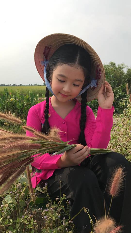 Tiểu mỹ nhân đẹp nhất Việt Nam lại khiến fan ngây ngất khi mặc áo bà ba - 2