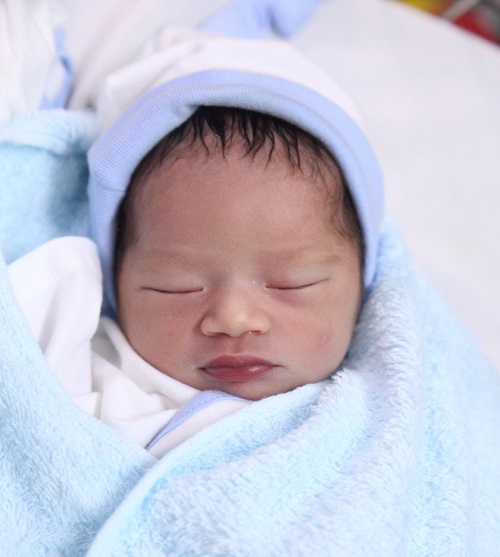 Bé gái sơ sinh đẹp như thiên thần bị mẹ bỏ rơi ở bệnh viện TP.HCM - 1