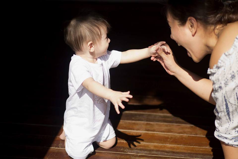 amp;#34;Đốn timamp;#34; với vẻ đẹp lai Tây xinh xắn của con gái lẫm chẫm biết đi nhà Phương Vy - 9