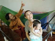 Làng sao - "Nàng thơ" đầu tiên trong đời Ngọc Sơn bất ngờ khi được lợp lại mái căn nhà dột nát