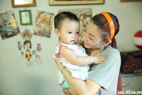 amp;#34;Nàng thơamp;#34; đầu tiên trong đời Ngọc Sơn bất ngờ khi được lợp lại mái căn nhà dột nát - 1