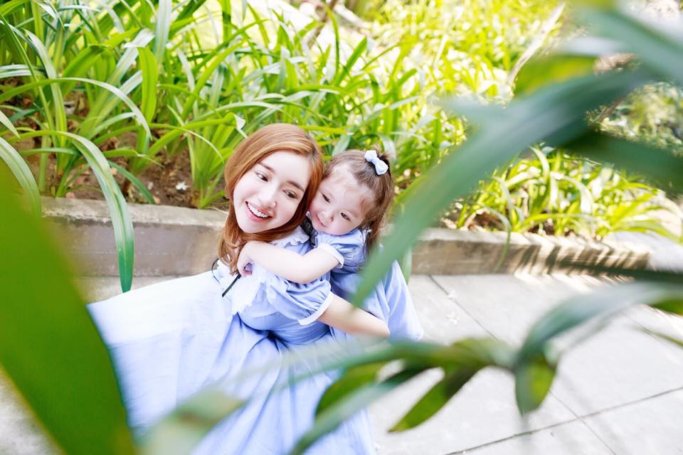 amp;#34;Ngất lịmamp;#34; với khoảnh khắc tình cảm của Elly Trần bên hai con đẹp như thiên thần - 8