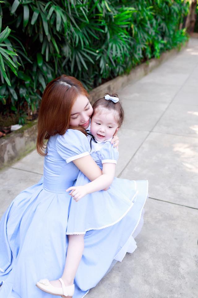amp;#34;Ngất lịmamp;#34; với khoảnh khắc tình cảm của Elly Trần bên hai con đẹp như thiên thần - 7
