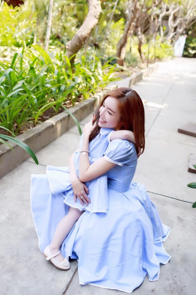 amp;#34;Ngất lịmamp;#34; với khoảnh khắc tình cảm của Elly Trần bên hai con đẹp như thiên thần - 5