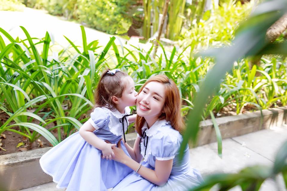 amp;#34;Ngất lịmamp;#34; với khoảnh khắc tình cảm của Elly Trần bên hai con đẹp như thiên thần - 9