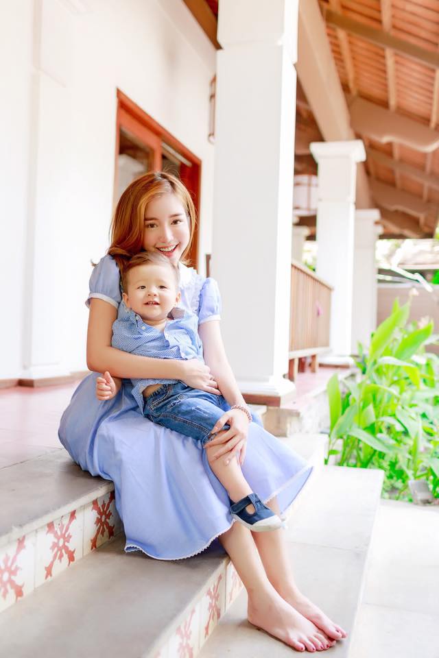 amp;#34;Ngất lịmamp;#34; với khoảnh khắc tình cảm của Elly Trần bên hai con đẹp như thiên thần - 2