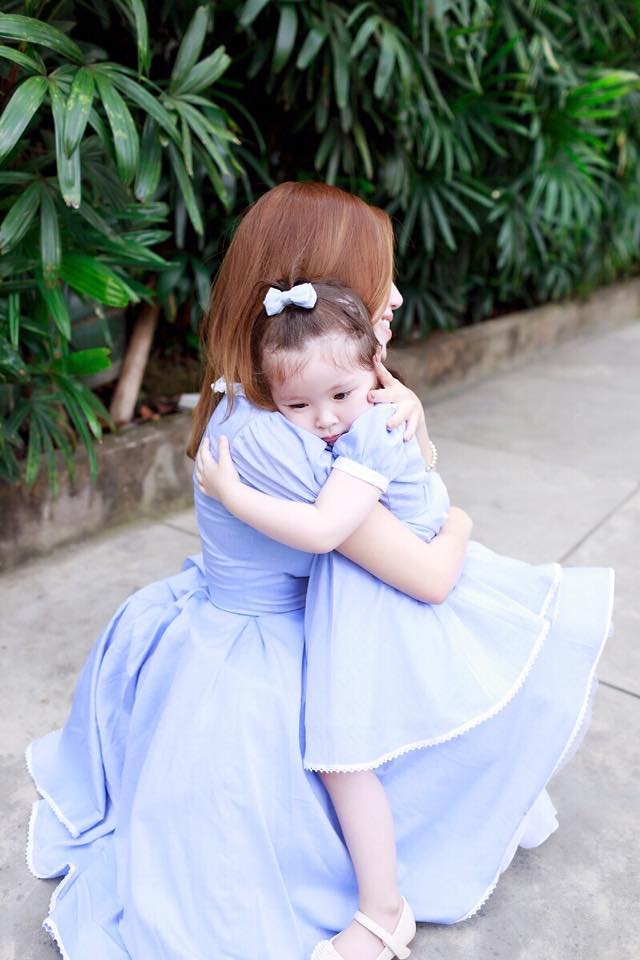 amp;#34;Ngất lịmamp;#34; với khoảnh khắc tình cảm của Elly Trần bên hai con đẹp như thiên thần - 6