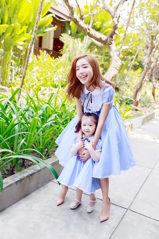 amp;#34;Ngất lịmamp;#34; với khoảnh khắc tình cảm của Elly Trần bên hai con đẹp như thiên thần - 4